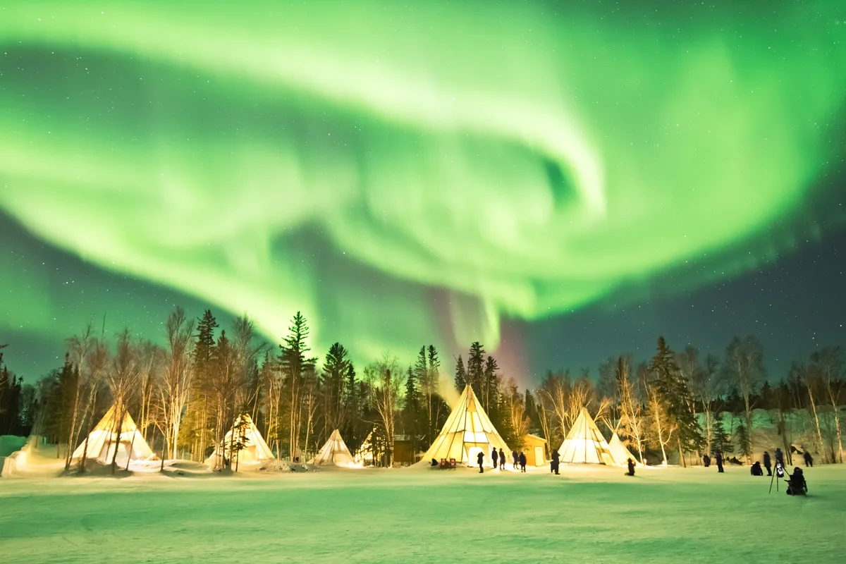 옐로나이프 밤하늘을 수놓은 화려한 초록빛 오로라