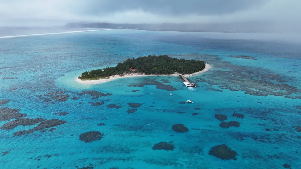 사이판 마나가하섬의 푸른 바다와 전경