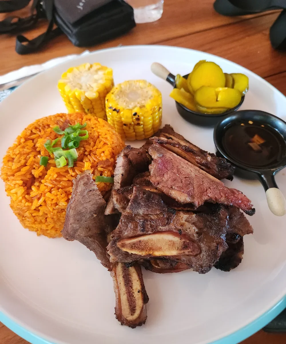 야자수와 어우러진 이국적인 마나가하섬 풍경