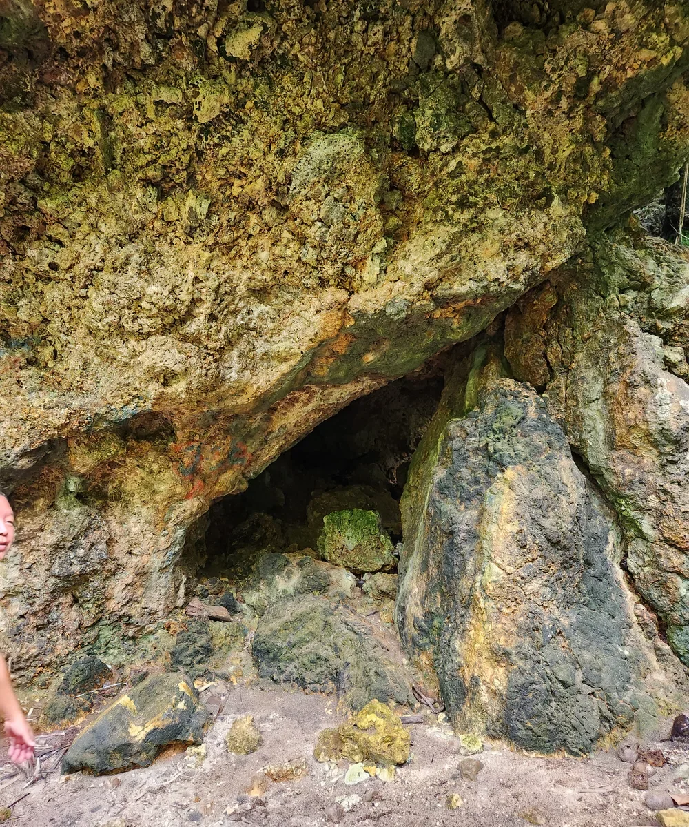 성당 내부의 성모상과 십자가