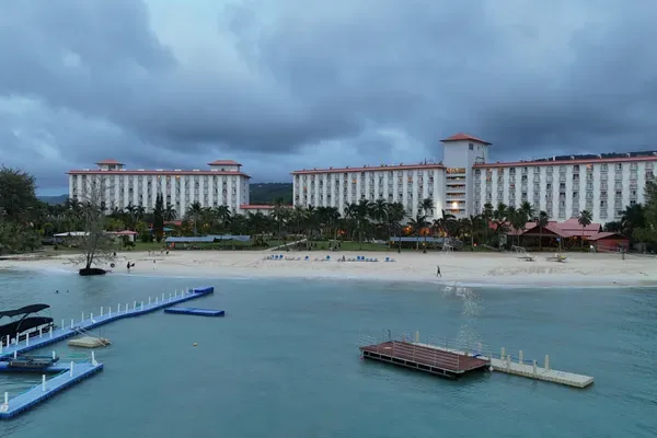 드론으로 촬영한 크라운 플라자 리조트 사이판 전경