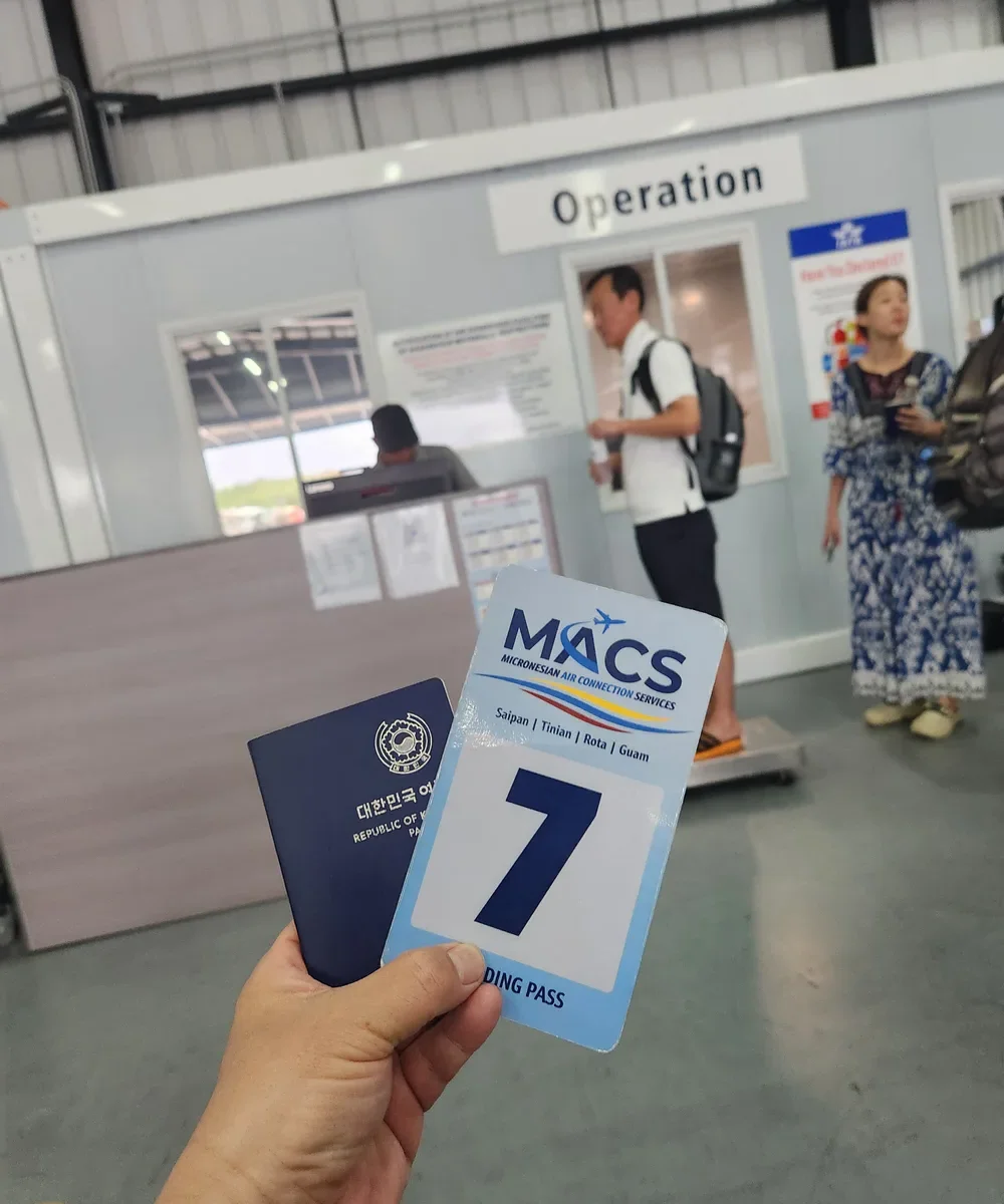 로타섬의 푸른 바다와 해안 절벽