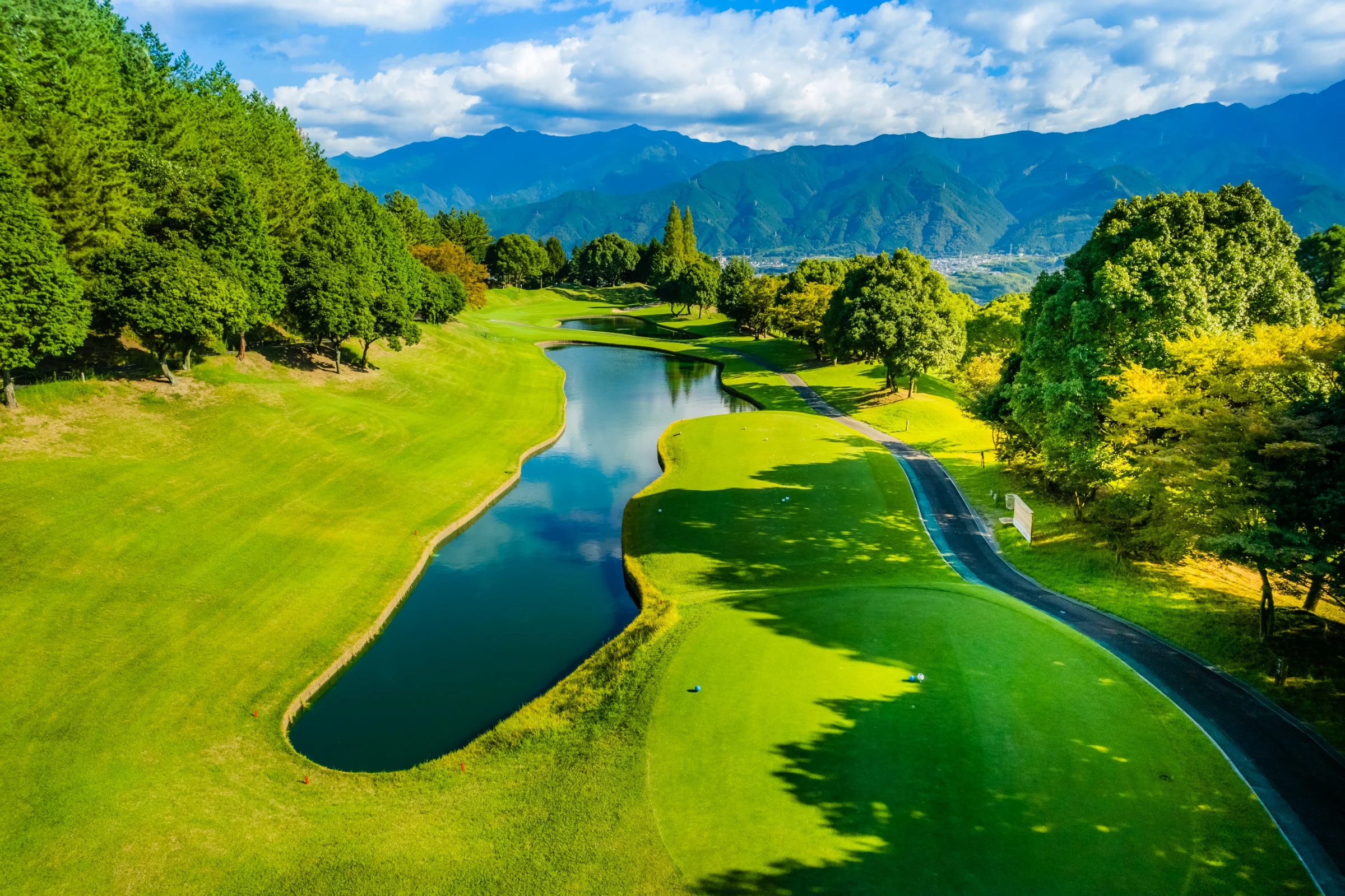 안도 타다오 설계의 현대적인 건축물 외관