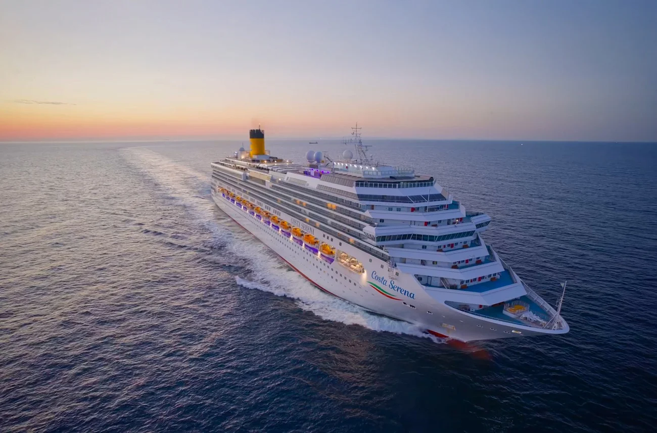 푸른 바다 위를 항해하는 대형 크루즈 코스타 세레나호