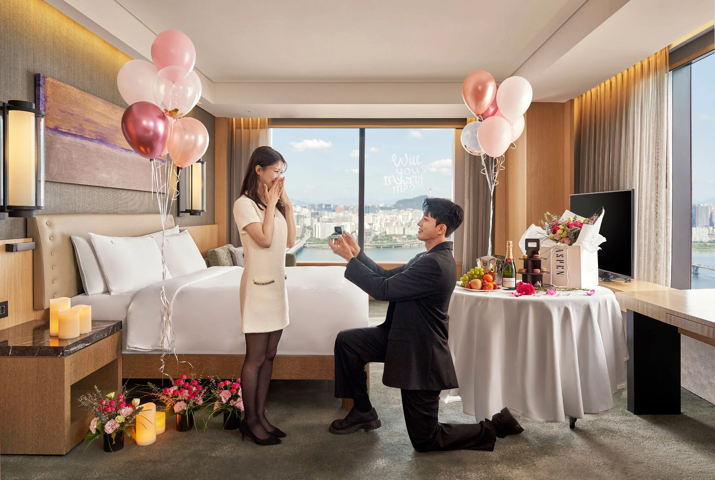 콘래드 서울 올 포 유 프로포즈 패키지 객실 연출 모습