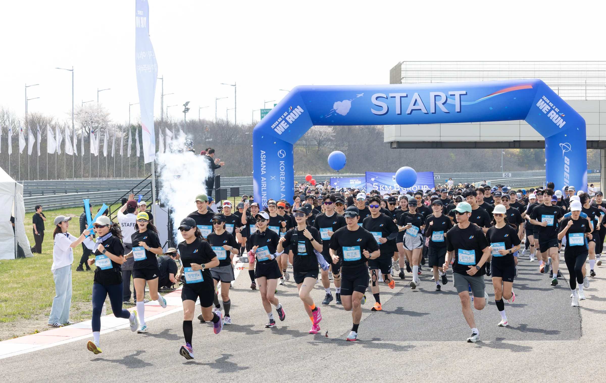 행사장 내 마련된 포토존과 부대행사를 즐기는 임직원들