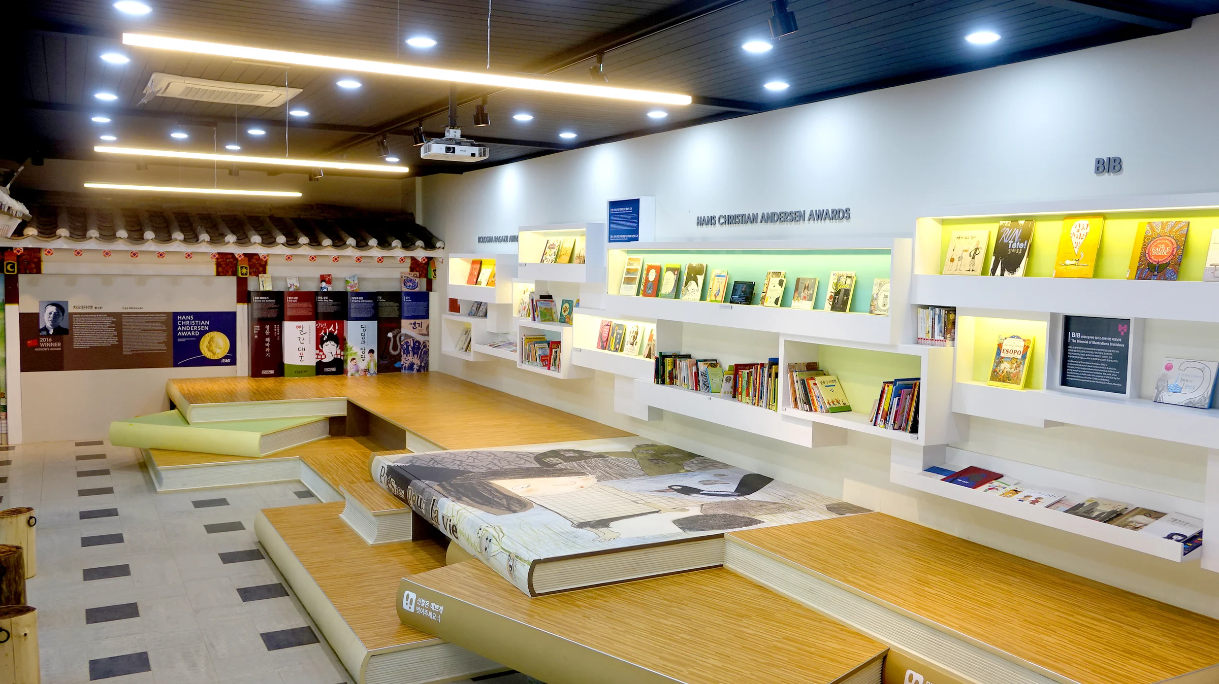 역대 안데르센상 수상작을 보관 및 전시하고 있는 남이섬 안데르센그림책센터 내부