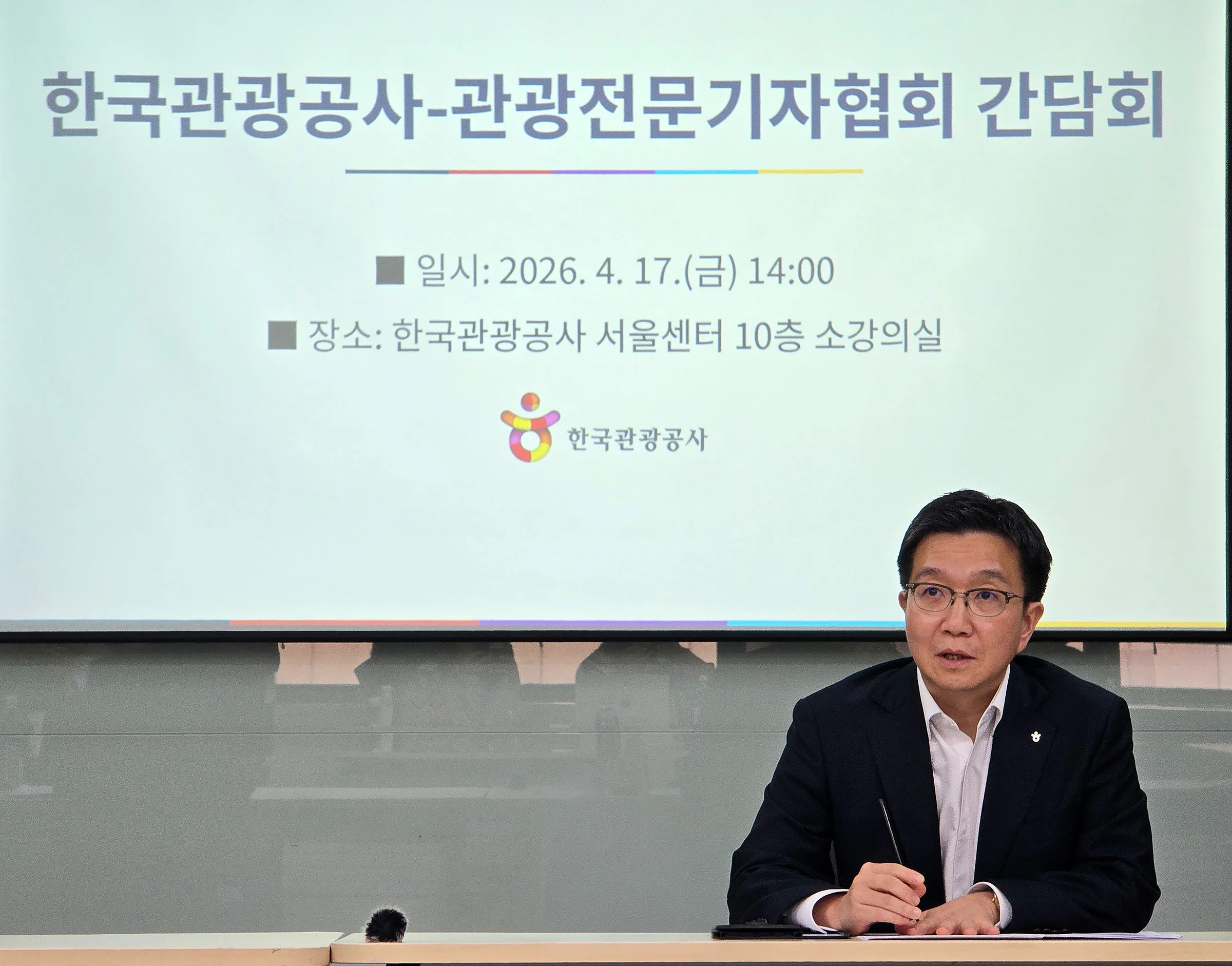 관광전문언론사의 질의에 응답하며 세부 전략을 설명하는 박성혁 사장