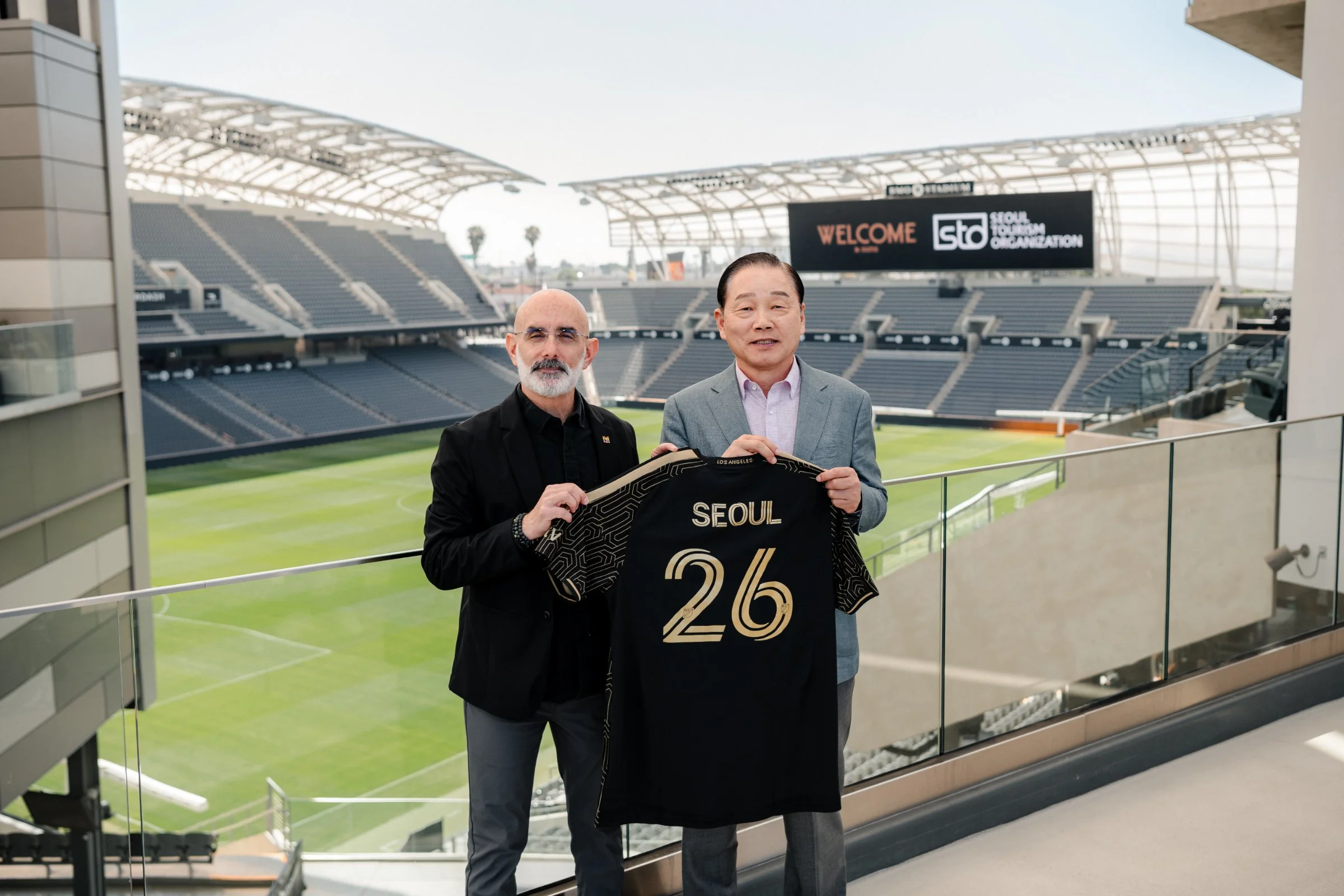 길기연 서울관광재단 대표이사와 LAFC 관계자들이 파트너십 체결 후 기념 촬영을 하고 있다