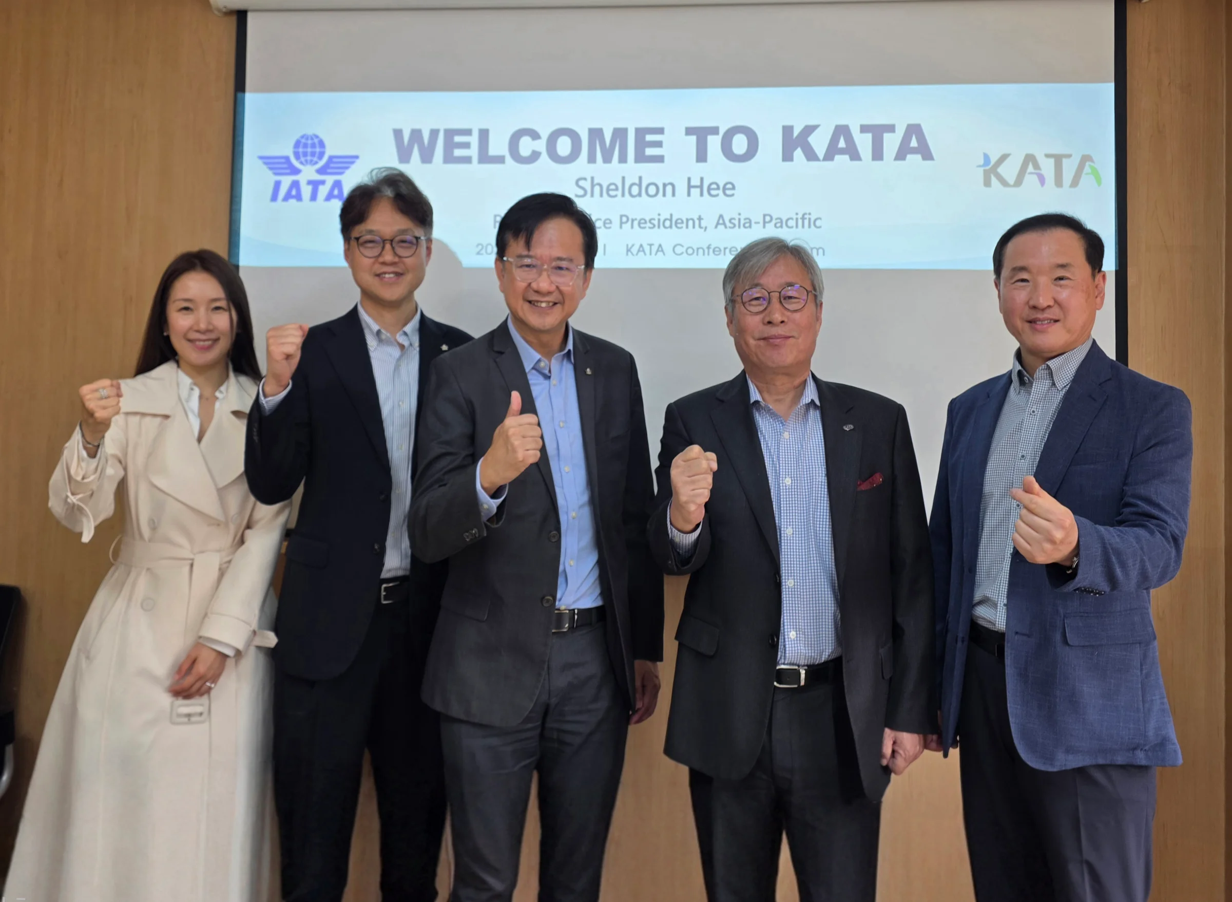 KATA와 IATA 아태지역본부 관계자들이 협회 회의실에서 간담회를 진행하고 있다