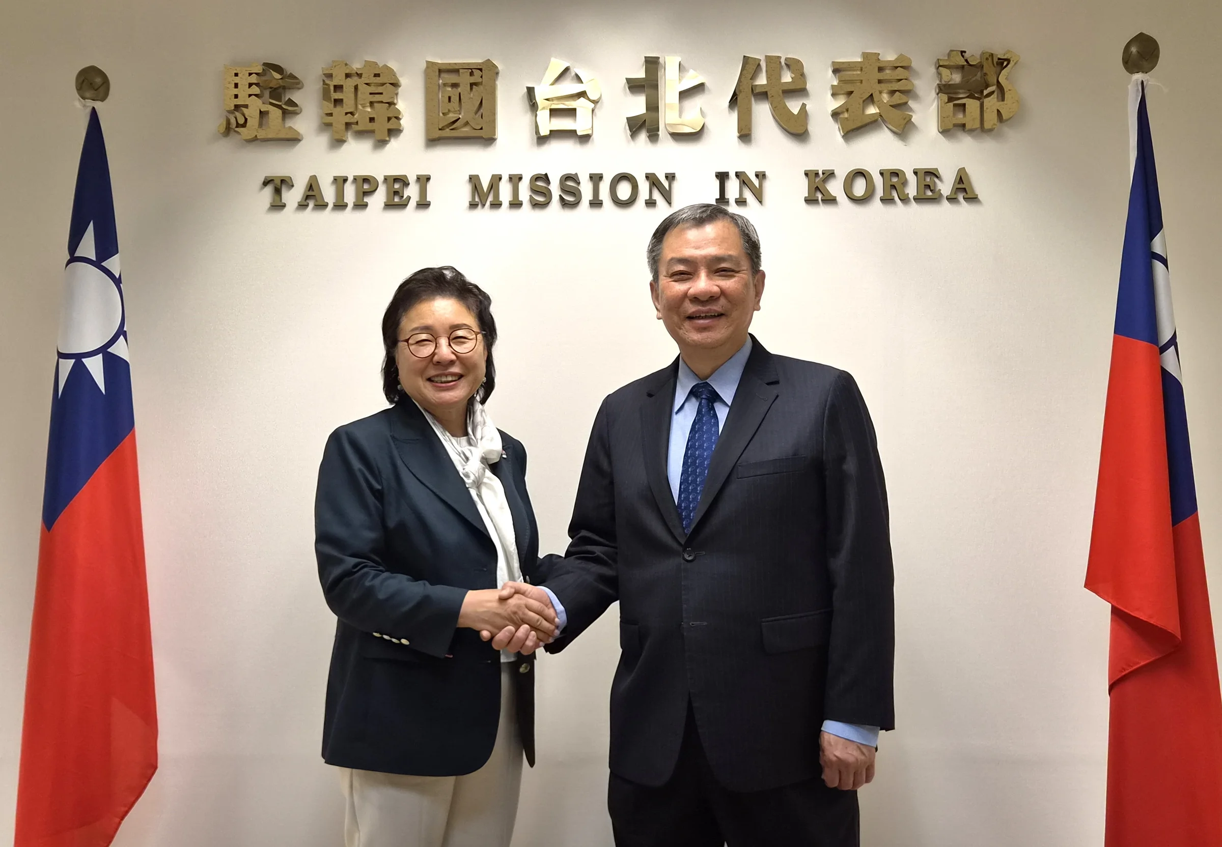 서울 관광 홍보 및 지원 강화를 약속하는 참석자들