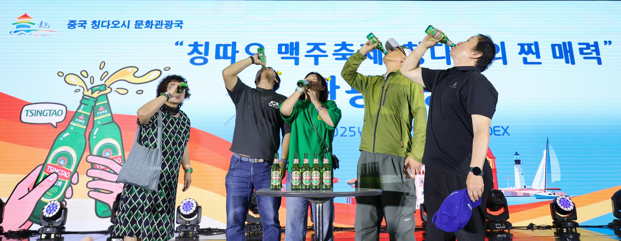 다양한 관광 상품을 체험하는 관람객들