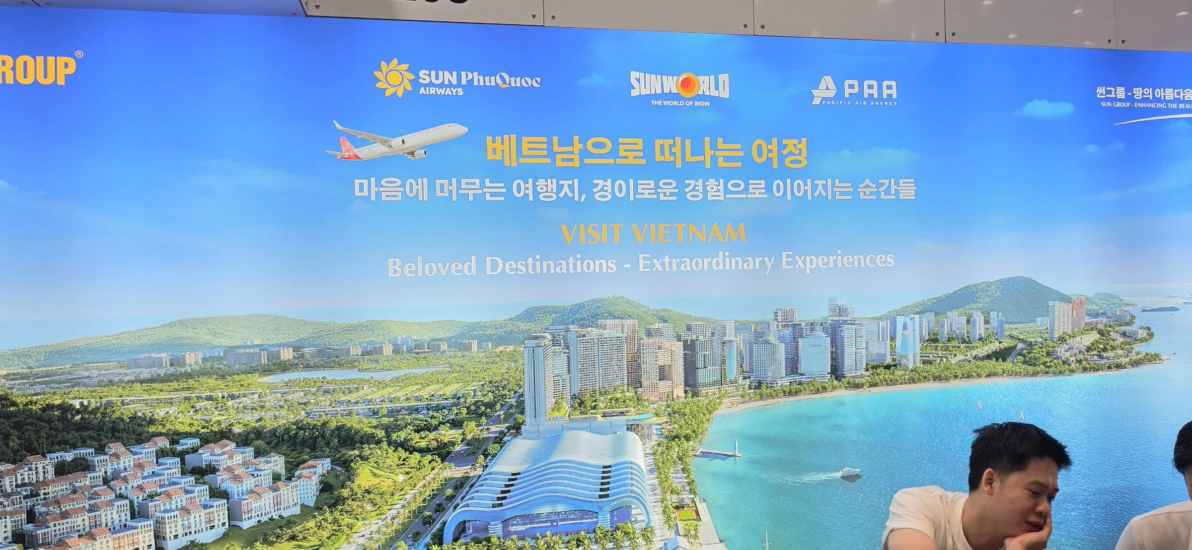 참가업체 부스를 격려 방문 중인 신중목 위원장
