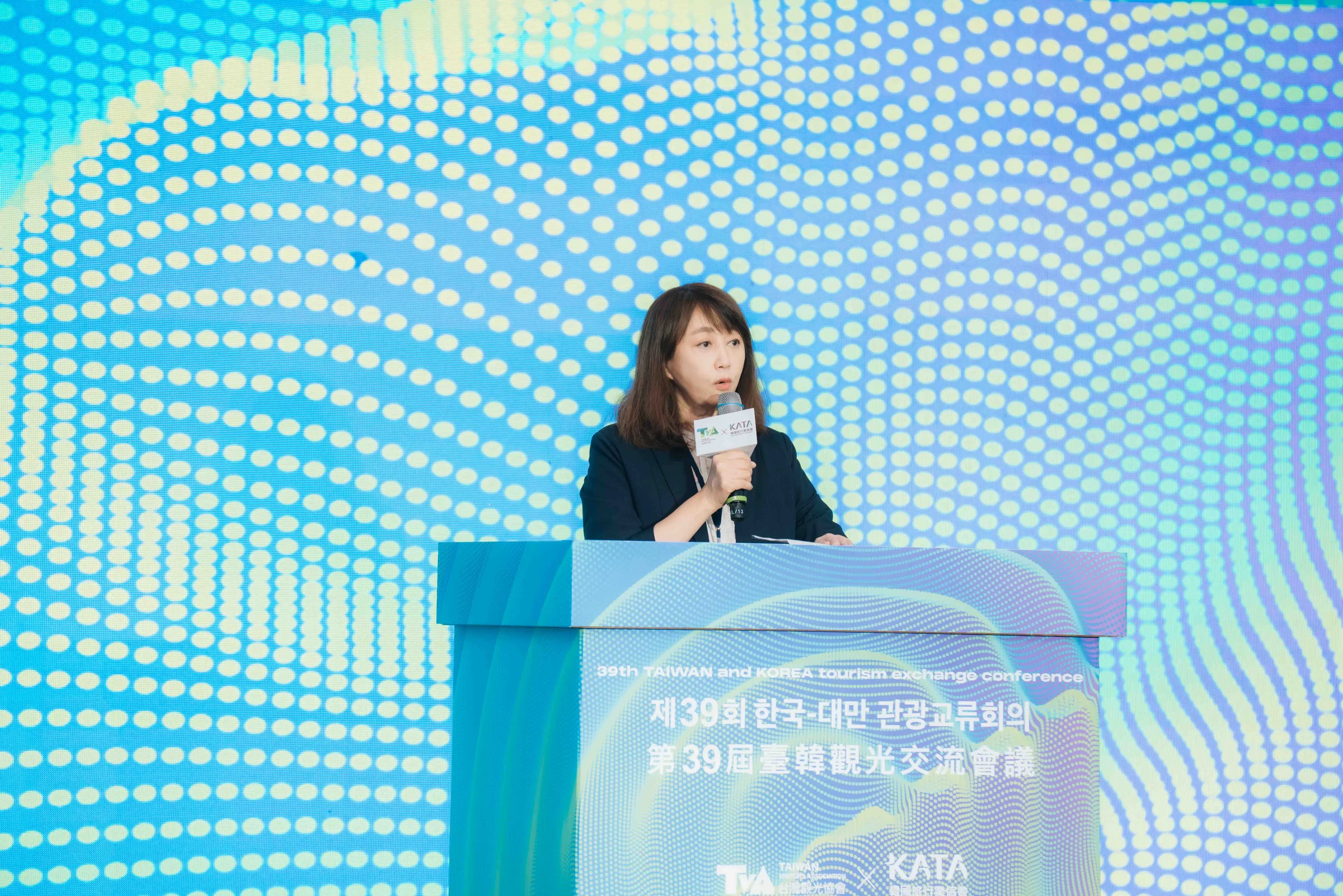 양국 관광 협력 강화를 위한 기념품 전달식