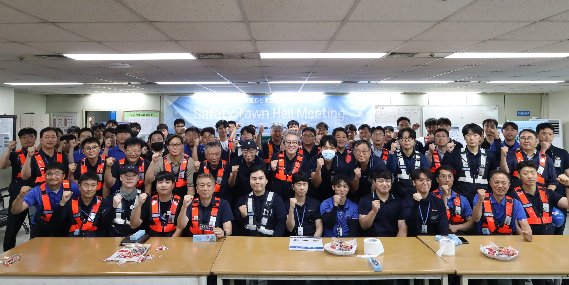 ‘Safety Town Hall Meeting’에 참석한 한국공항 이수근 사장(가운뎃줄 왼쪽에서 일곱번째)을 비롯한 임직원들이 기념사진을 찍고 있다.