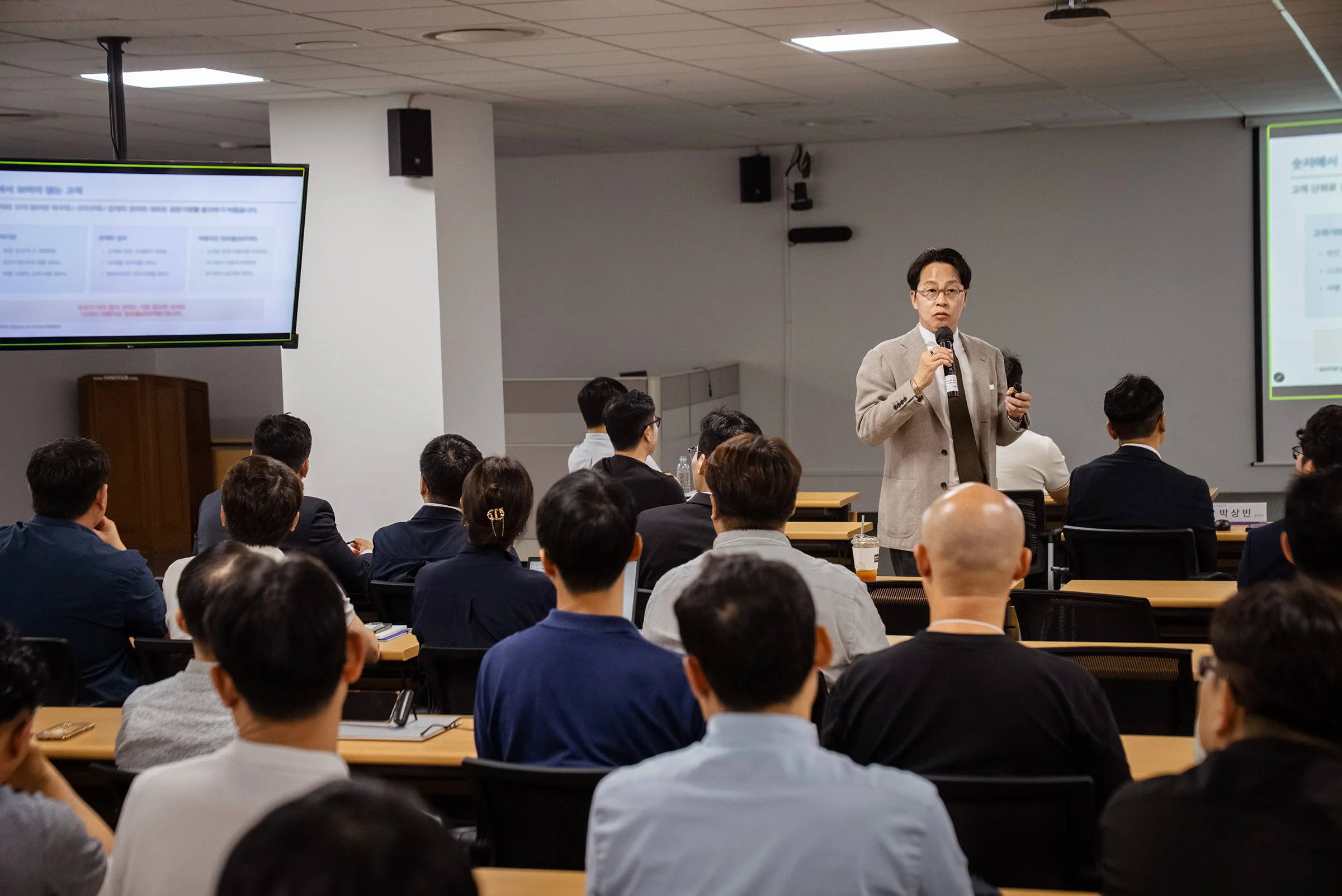 임직원 대상 전략 프레젠테이션 진행하는 조좌진 대표