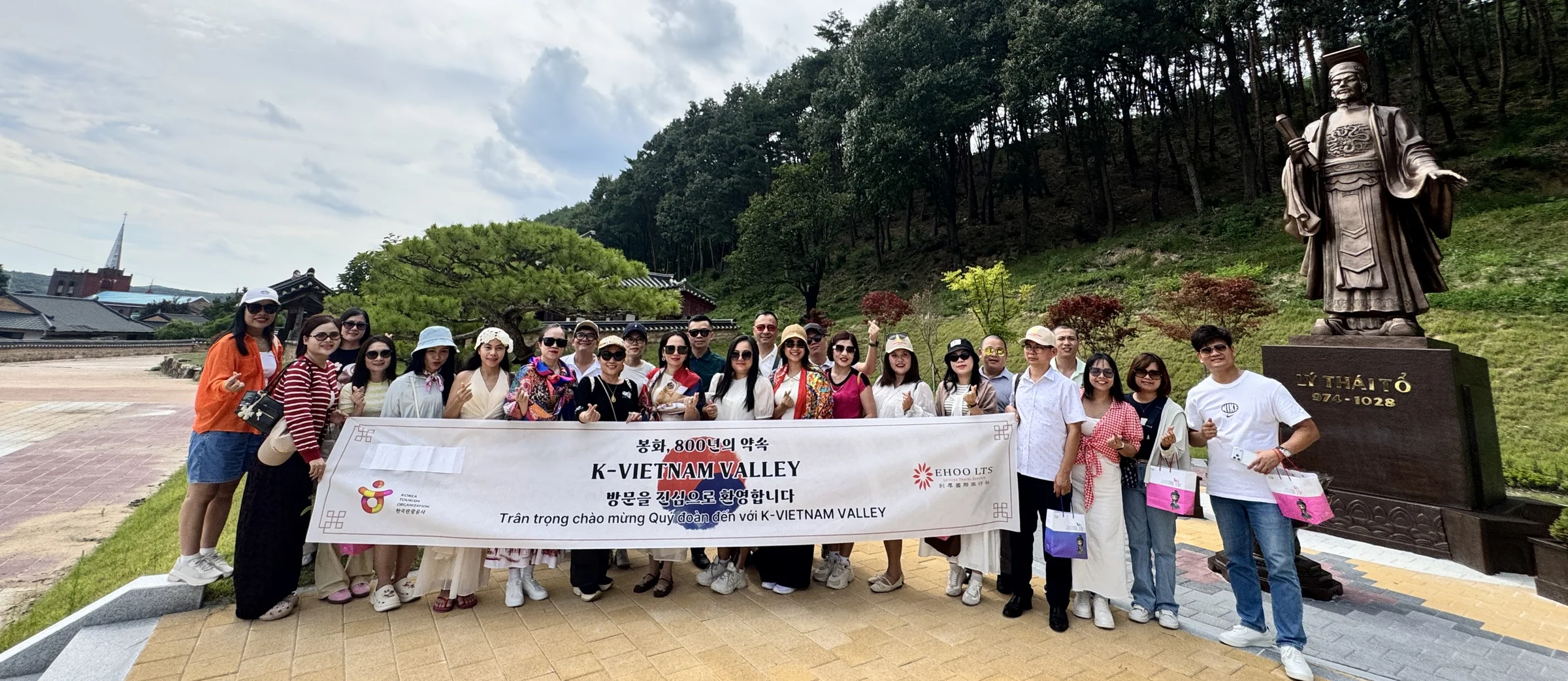 K-베트남 밸리 동상 앞 기념촬영하는 베트남 관광객들