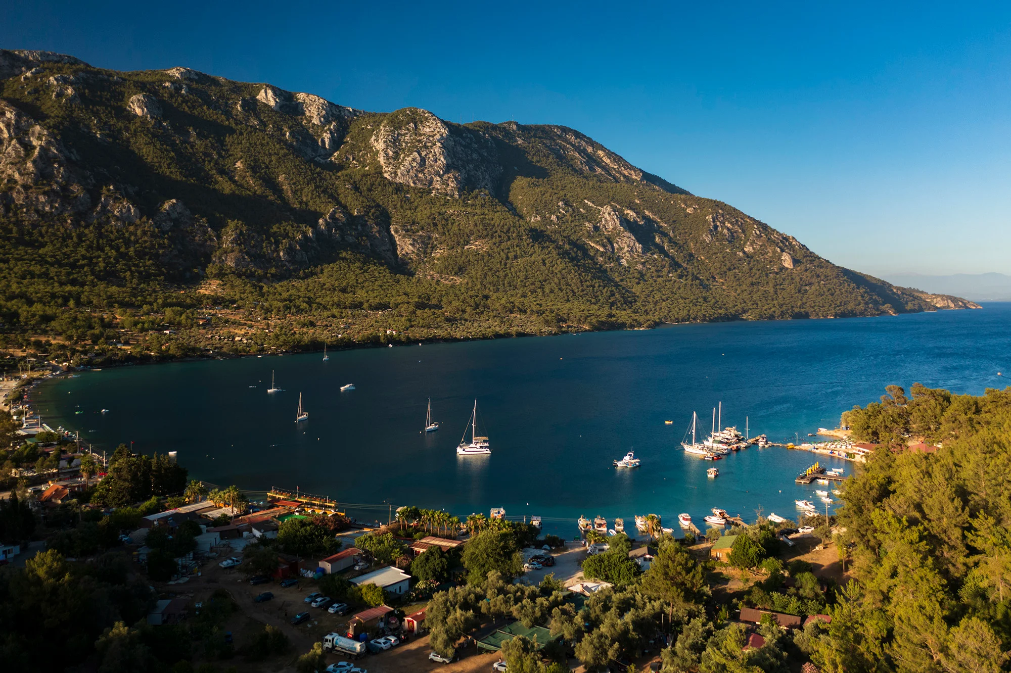 자연과 어우러진 슬로시티 무글라 아크야카의 전경