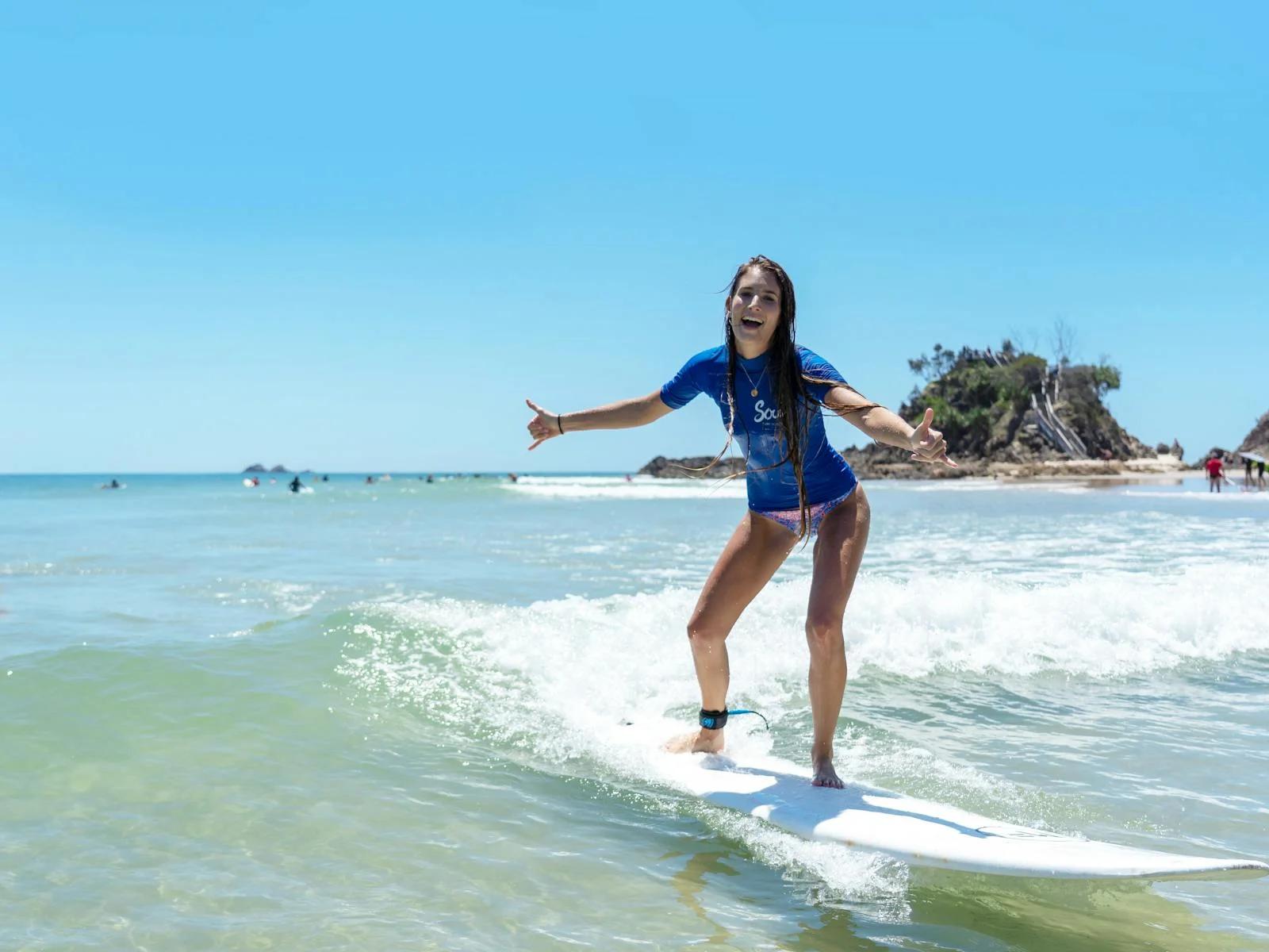 바이런 베이 해변에서 서핑을 즐기는 서퍼