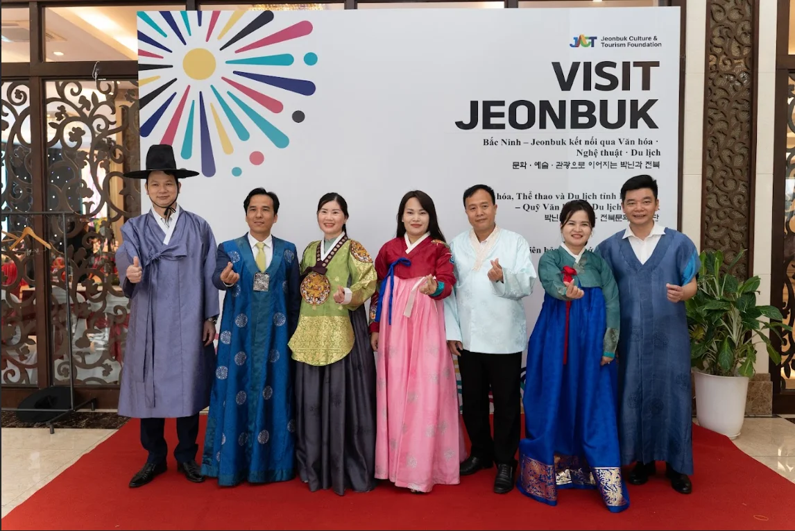 박닌성 전통의학 병원 관계자들과 전북 한방·웰니스 의료관광 협력 방안을 논의하는 모습