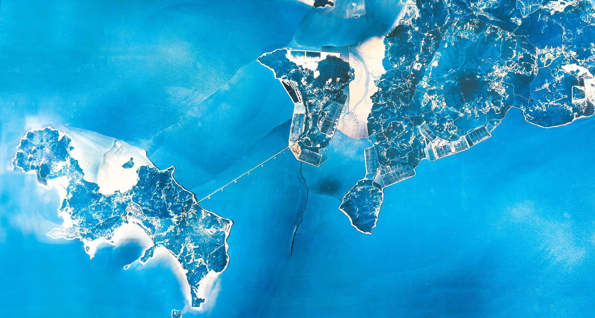 하늘에서 바라본 인천국제공항의 웅장한 전경