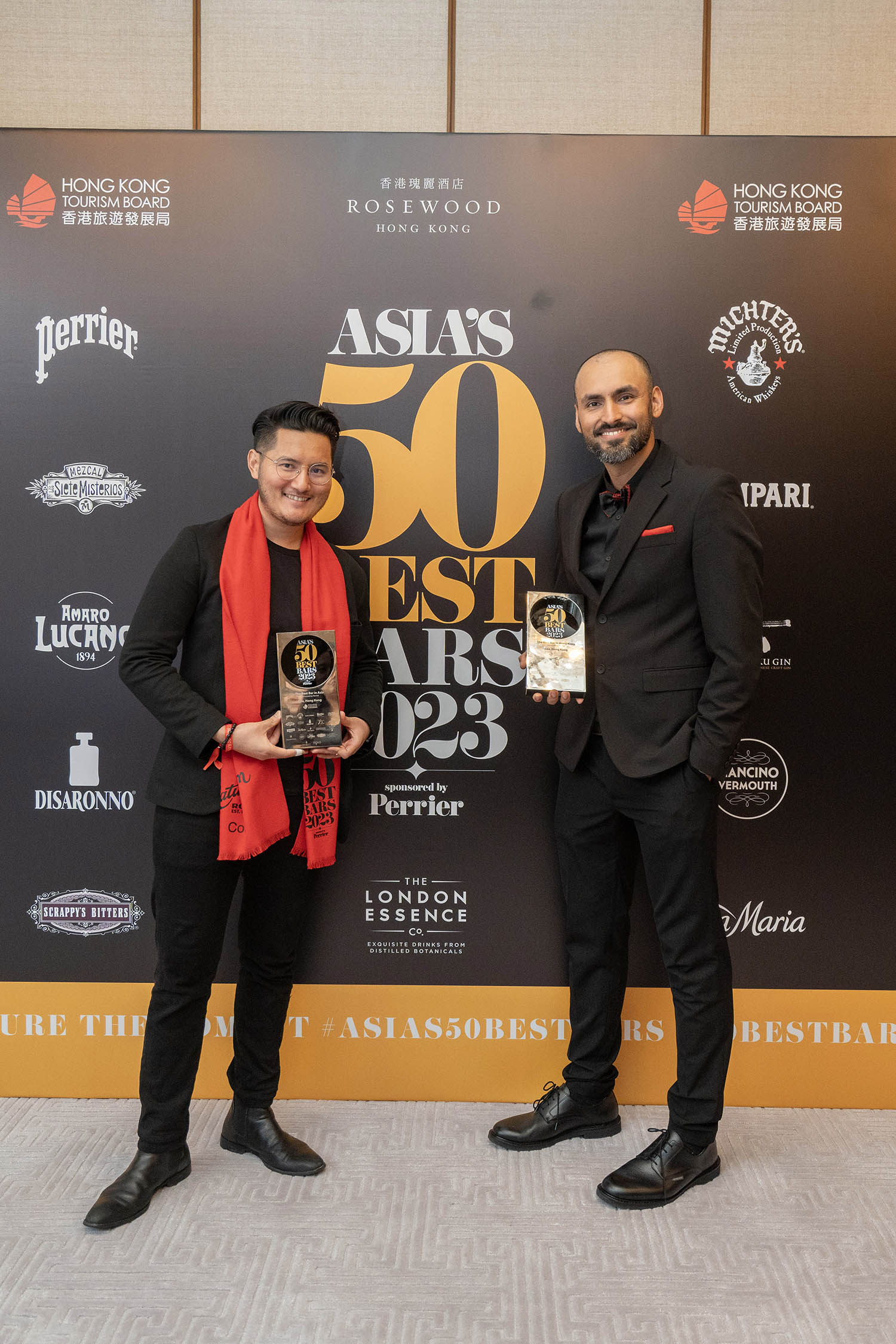 2023년 아시아 50 베스트 바 시상식에서 1위를 수상한 코아 관계자들