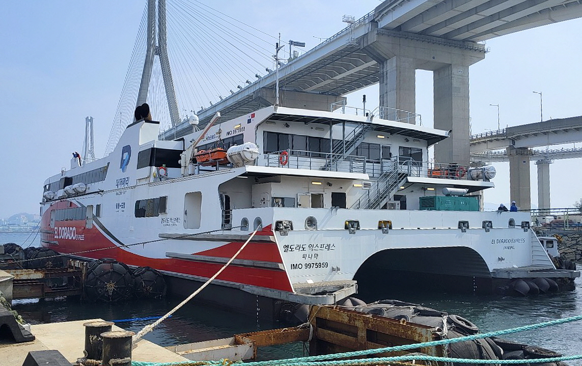 엔진 탑재 후 진수된 엘도라도 익스프레스호 모습