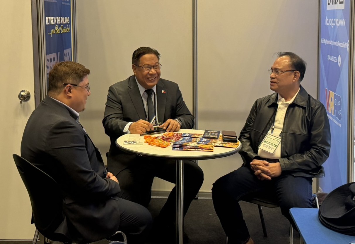 필리핀 은퇴청 관계자들과 얼윈 F. 발라네 지사장