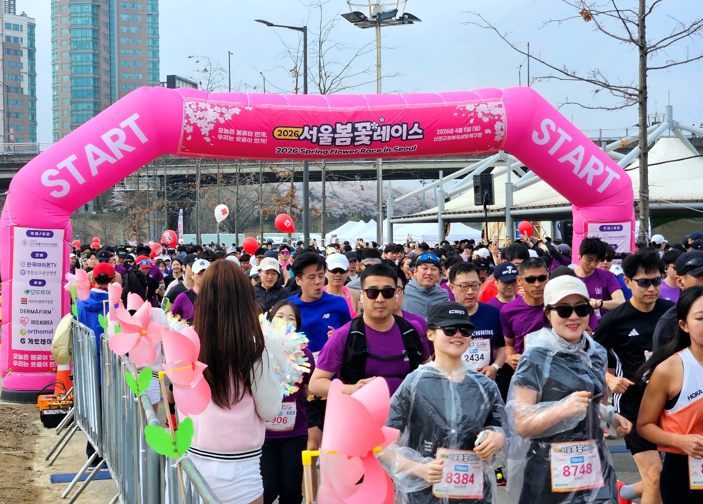 2026 서울봄꽃레이스에 참가한 시민들이 활기차게 출발하고 있다