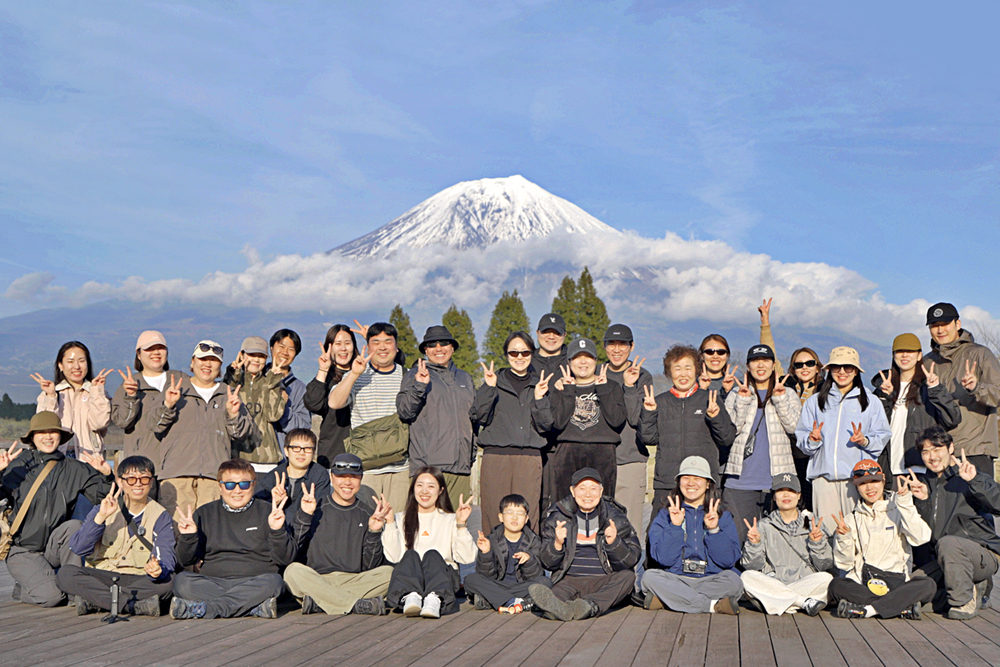 웅장한 설산인 후지산을 배경으로 수십 명