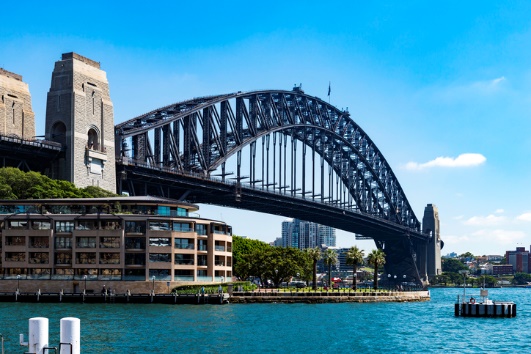 맑은 하늘 아래 웅장하게 서 있는 시