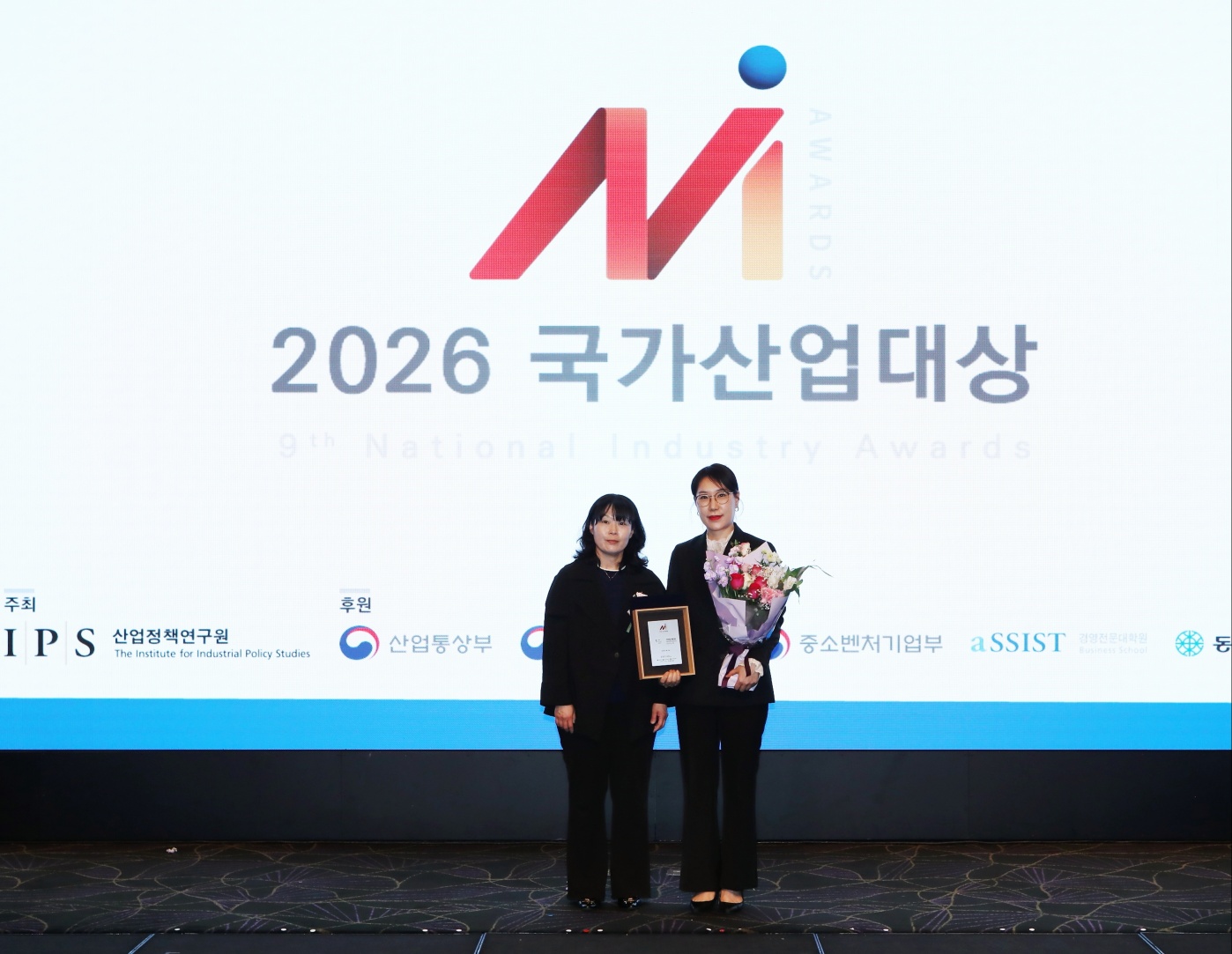 정희용 모두투어 마케팅사업부 부서장이 2026 국가산업대상 프리미엄 여행 부문 대상 수상 기념사진을 촬영하고 있다.