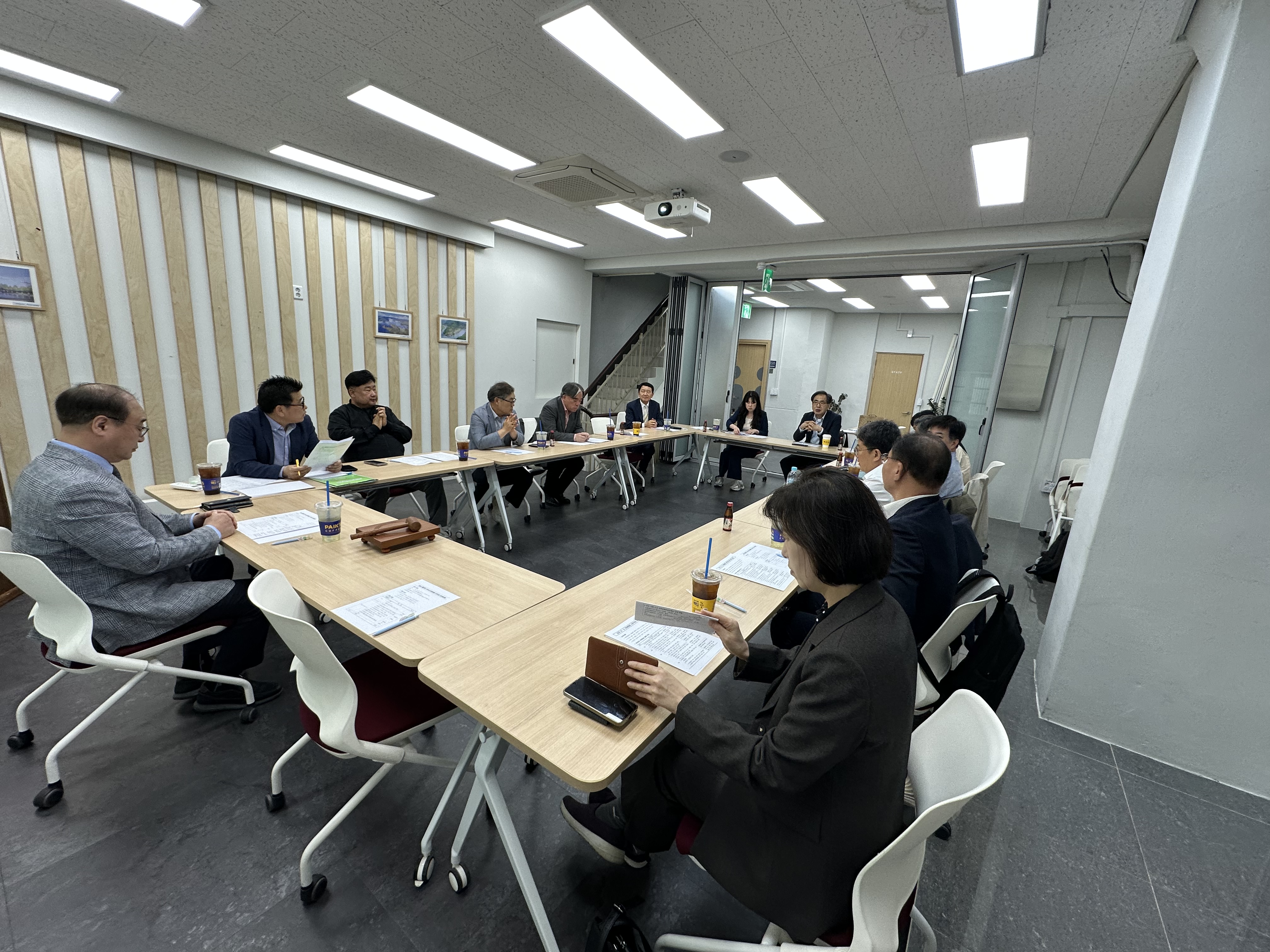 지역 현안 및 정책 논의를 위해 회의실에 모인 관계자들이 심도 있는 토론을 벌이고 있다.